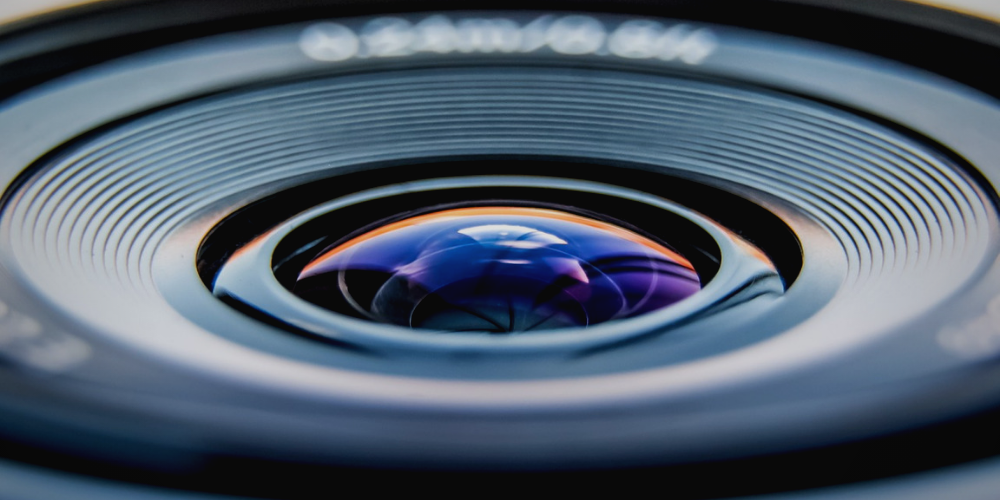 a camera lens in zoom