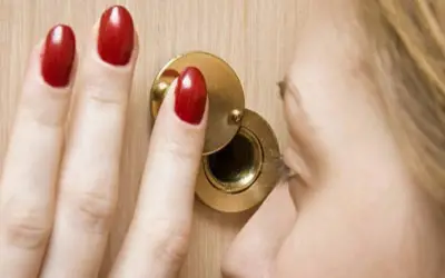 How Does a Reverse Peephole Viewer Work?